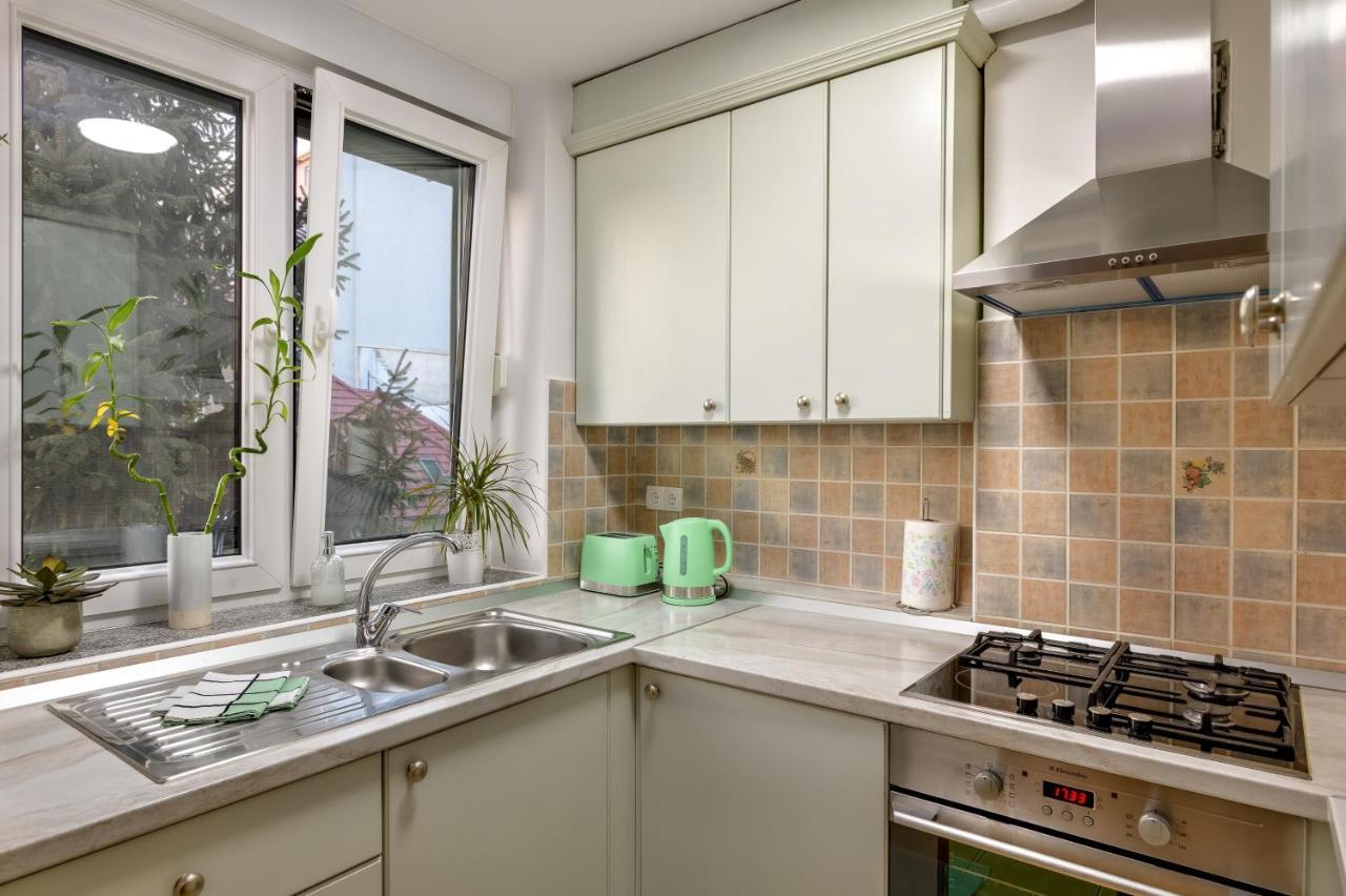 Aurelia's Charming Place With Garage Parking